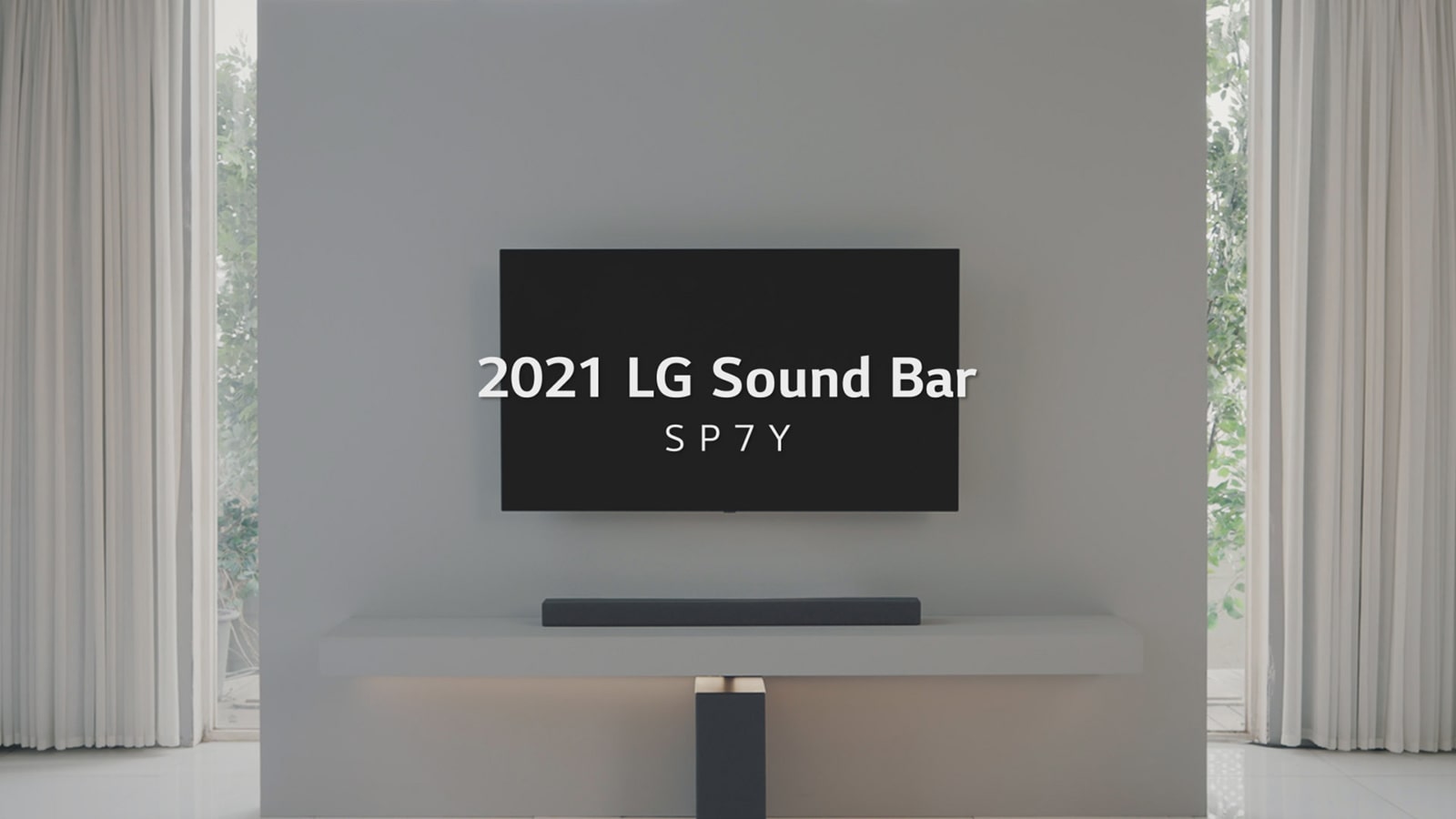 یک ساندبار و ساب ووفر در اتاق نشیمن عریض و روشن قرار گرفته‌اند. برای تماشای ویدئوی محصول SP7Y کلیک کنید (ویدئو)