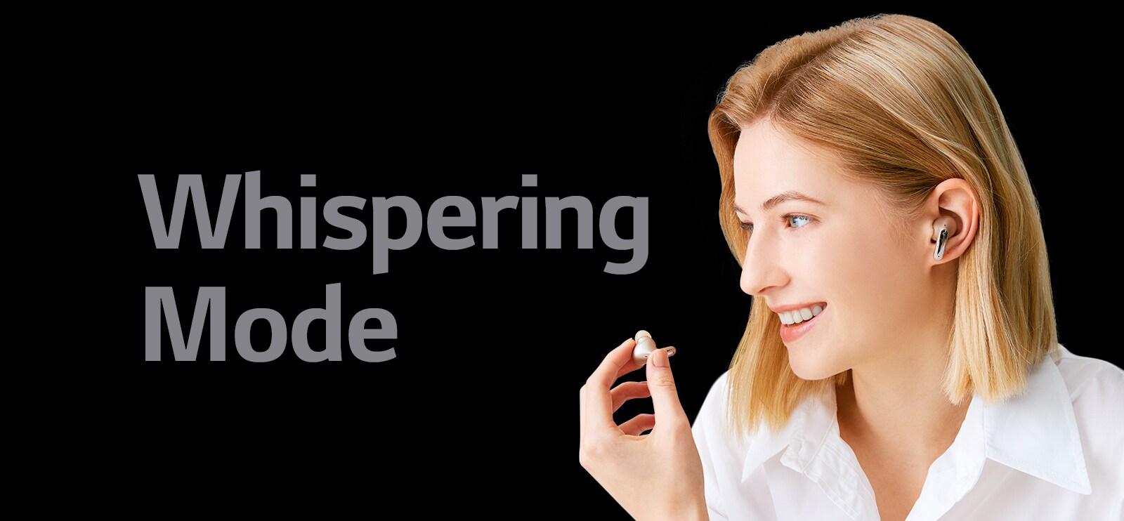 تصویری از زنی که ایربادی را در دست خود نگه داشته و با آن مانند میکروفون تماس تلفنی برقرار کرده است.