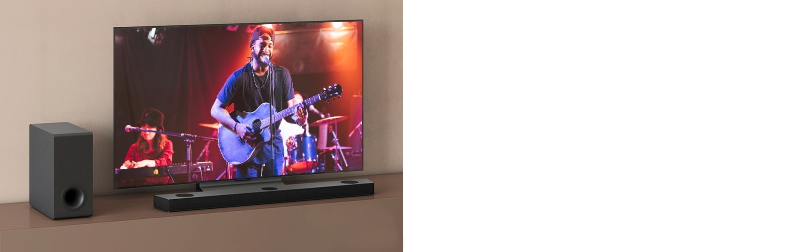 تلویزیون ال‌جی کنسرتی را نشان می‌دهد و ساندبار ال‌جی در زیر تلویزیون قرار دارد.  در سمت چپ، ساب ووفر در قفسه قهوه‌ای قرار دارد. 