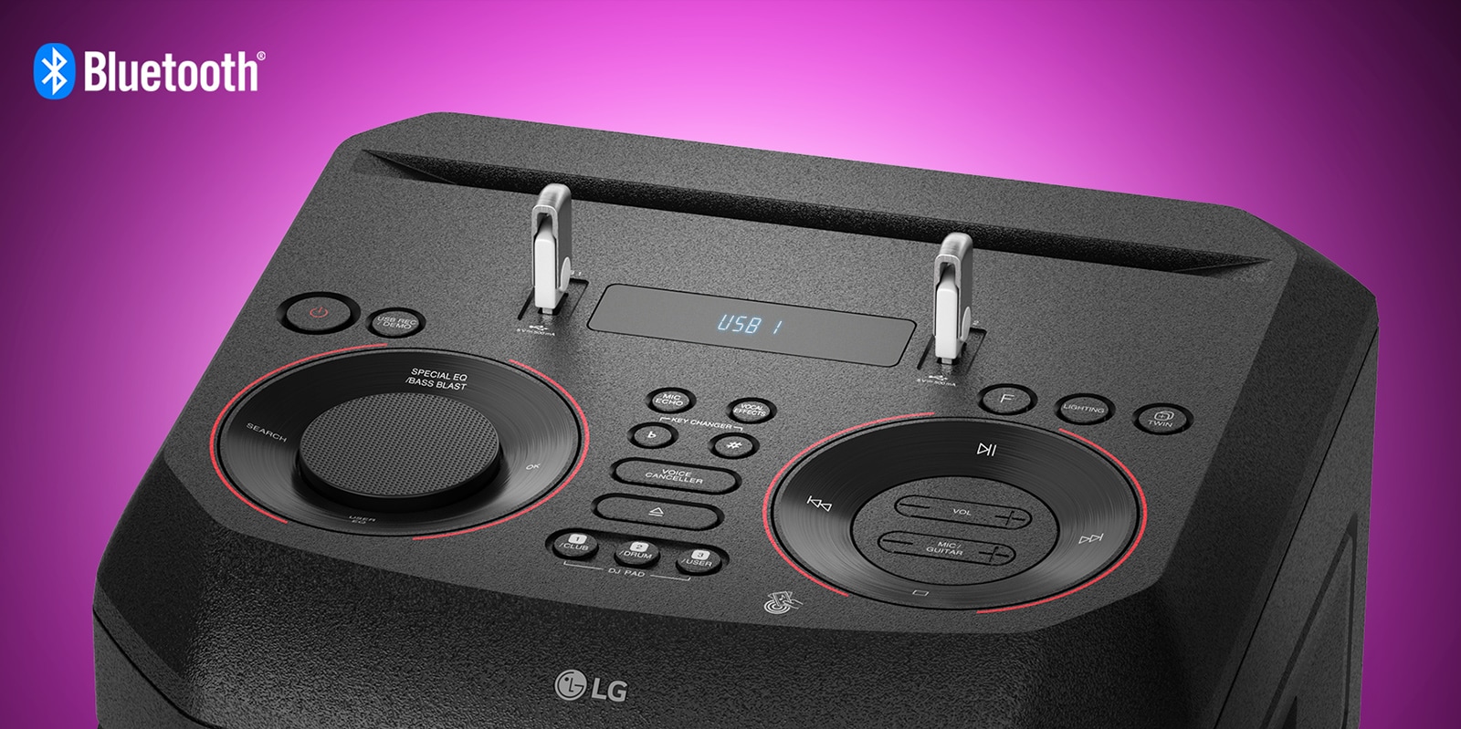 نمای نزدیک از دکمه های کنترل در بالای LG XBOOM با دو USB متصل. لوگوی Bluetooth در گوشه سمت چپ و بالا نشان داده شده است.