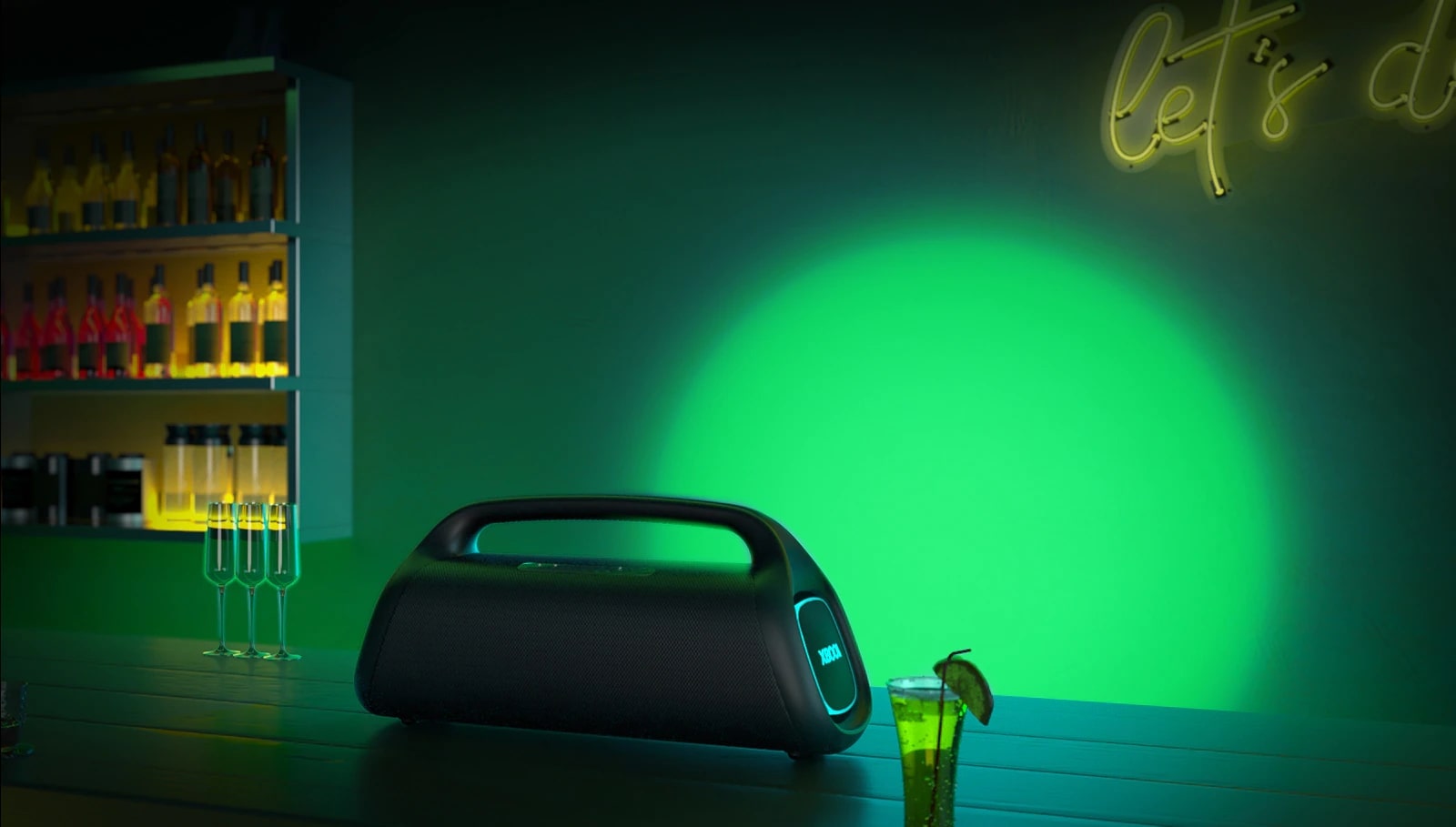 LG XBOOM Go XG9 روی میز بار قرار گرفته است. نورپردازی صحنه نور سبز و آبی می‌تاباند.