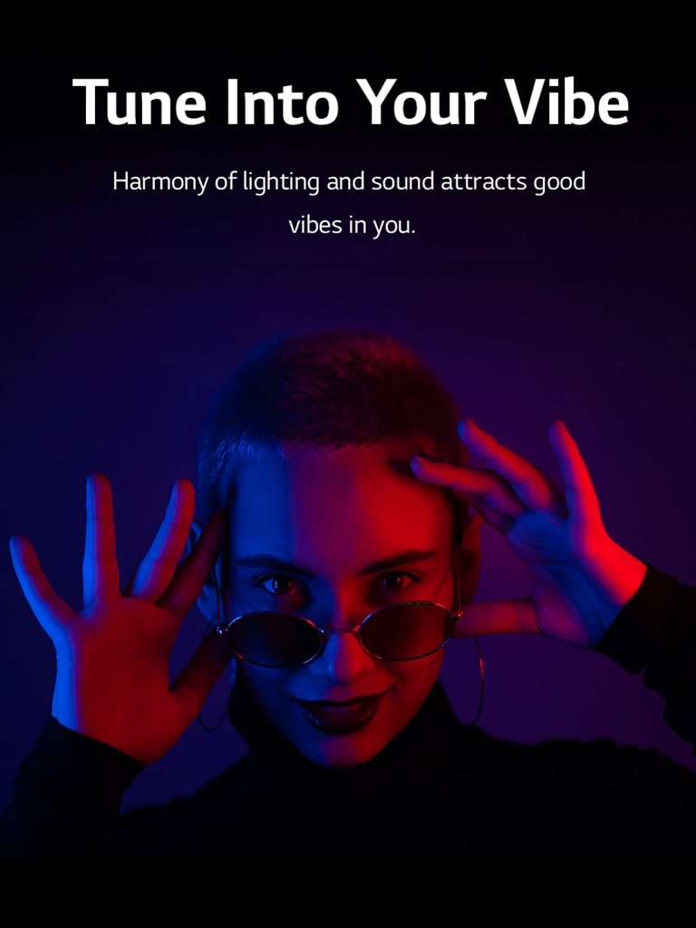 زن در نورپردازی بانشاط رخ‌نمایی می‌کند.