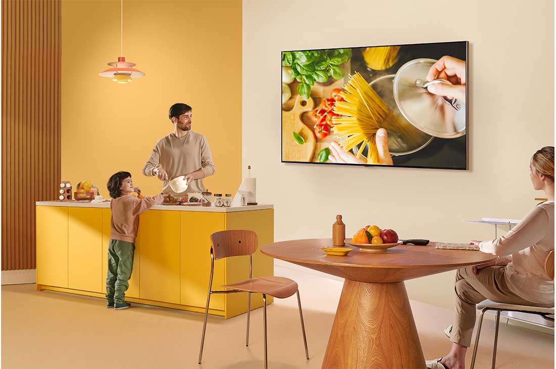 LG ال‌جی،LG QNED 80 ، تلویزیون 75 اینچ سری QNED80، کیفیت 4k، تکنولوژی هوشمند AI ThinQ، سیستم عامل WebOS، زبان طراحی 3side cinema، توانایی نمایش محتوای HDR، تکنولوژی Local Dimming(تاریکی موضعی)، پایه دوطرفه، محصول 2022, Life style images, 75QNED806QA, thumbnail 9