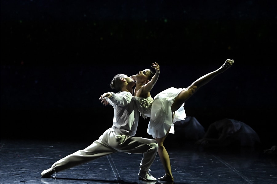 Una foto di una ballerina e un ballerino in posa sul palco.