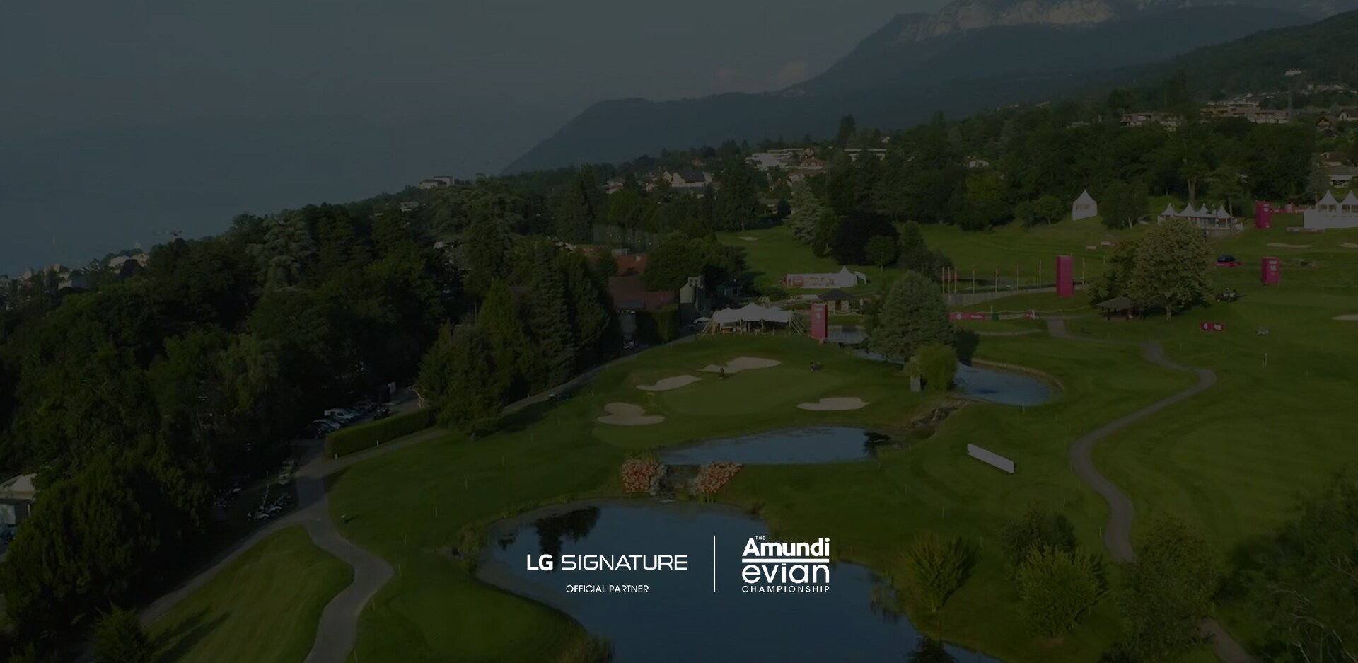 Immagine di sfondo di una golfista post swing sul titolo della pagina web.