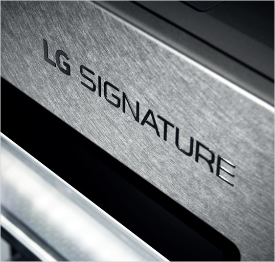 Immagine ravvicinata del logo della cantinetta per vino LG SIGNATURE.