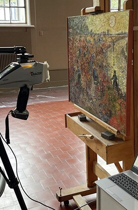 Un macchinario scansiona il dipinto Vigneto rosso di Arles.