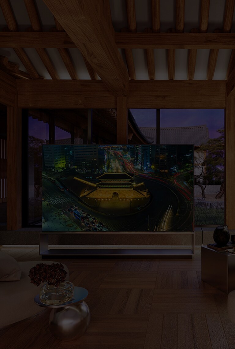 Il televisore LG SIGNATURE OLED 8K nel soggiorno di una Hanok, casa tradizionale coreana, con sfondo della città di Seul.
