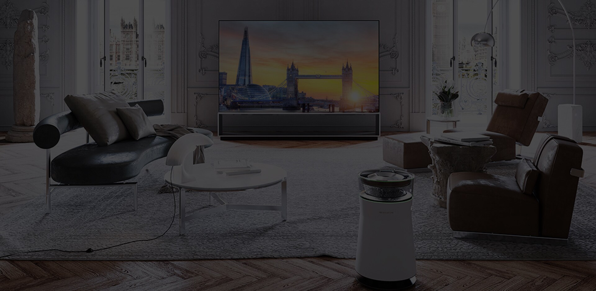 OLED 8K LG SIGNATURE trova il suo posto nella stanza con cornici Vittoriane e pavimenti in parquet con complementi d'arredo Flexform.