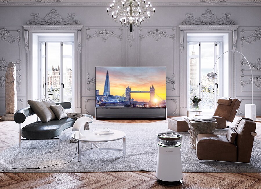 OLED 8K LG SIGNATURE trova il suo posto nella stanza con cornici Vittoriane e pavimenti in parquet con complementi d'arredo Flexform.