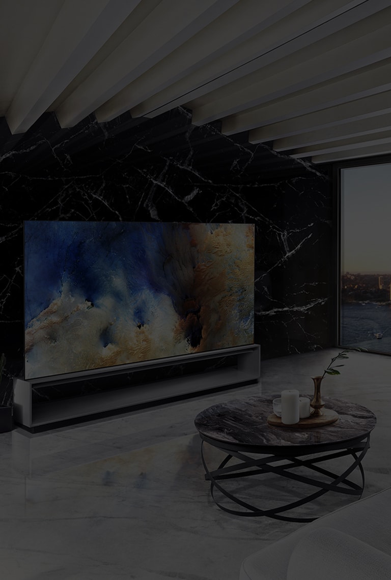 Il TV OLED 8K LG SIGNATURE è collocato nel salotto, decorato con marmo spagnolo Nero Marquina, con la città visibile sullo sfondo.