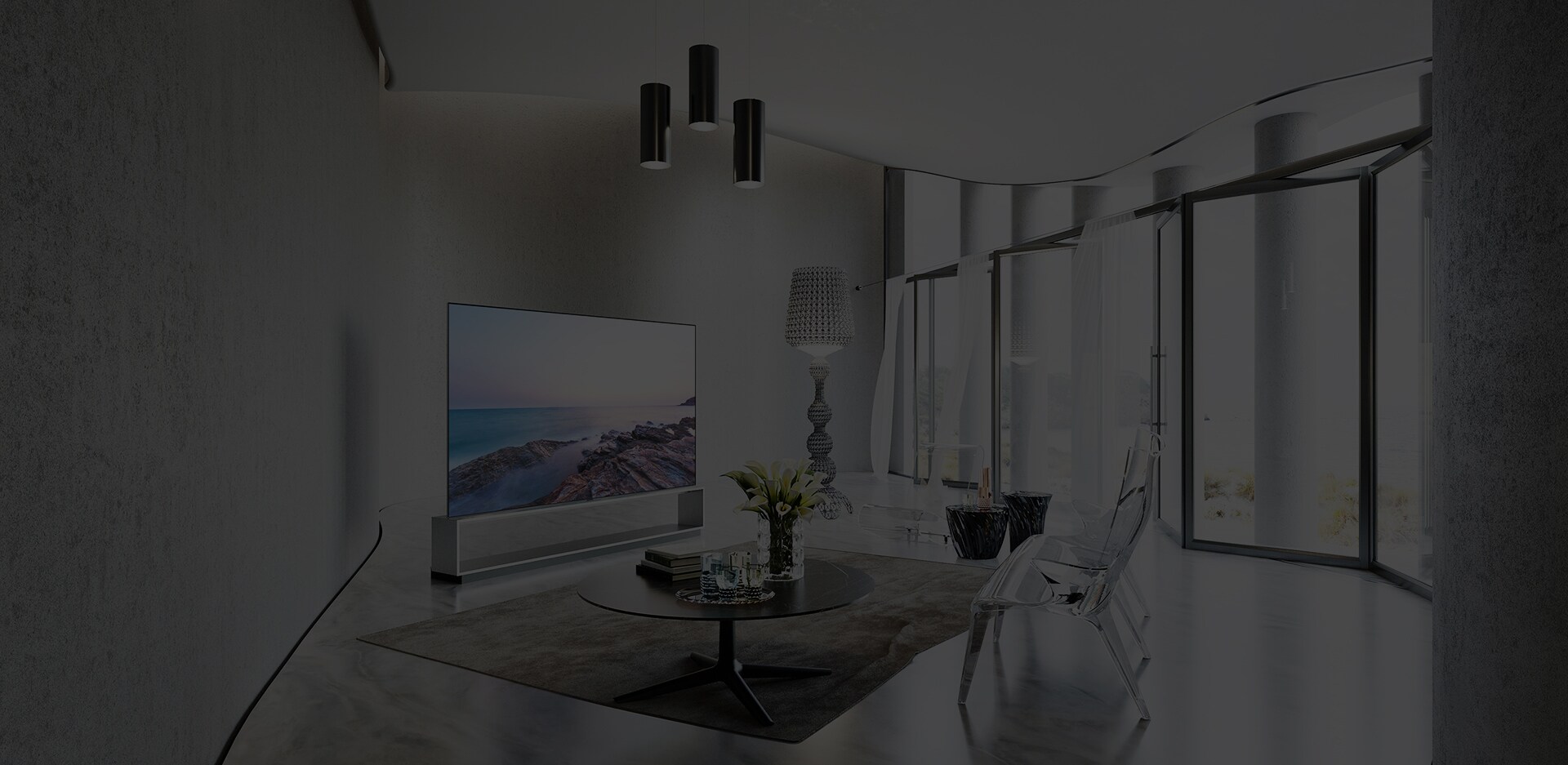 Il TV LG SIGNATURE OLED 8K ZX è collocato in un moderno e lussuoso soggiorno, insieme agli elementi di arredo a marchio Kartell.