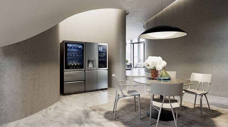 Il Frigorifero LG SIGNATURE e la Cantinetta per Vini sono collocati in una moderna e lussuosa sala da pranzo con gli elementi di arredo di Kartell.