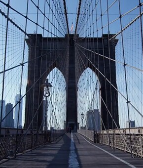 Un'immagine del Ponte di Brooklyn scattata dal suo marciapiede.