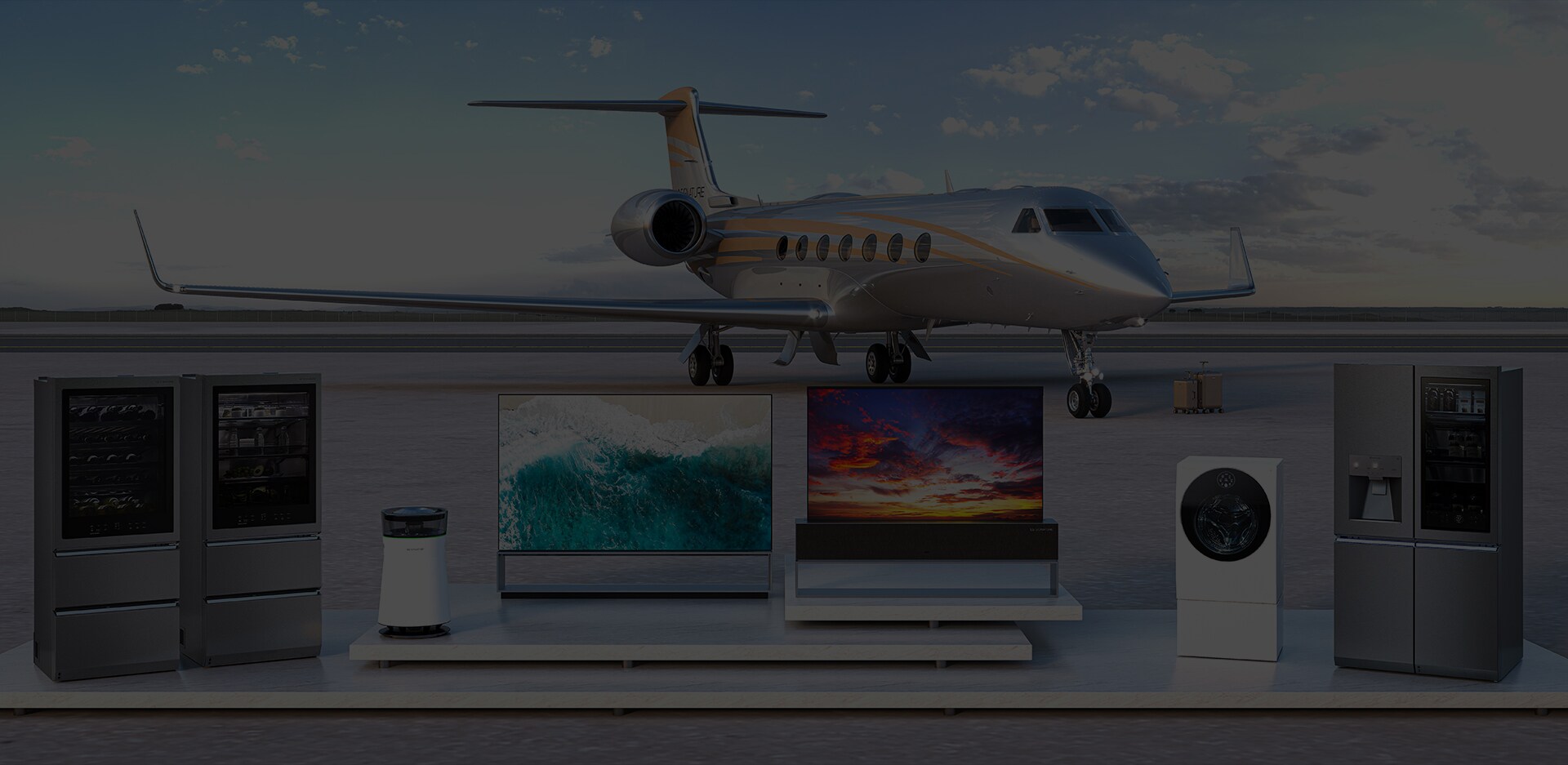 Cantinetta per vino, TV OLED 8K, frigorifero e lavatrice di LG signature esposti su una pista con un aeroplano dietro.