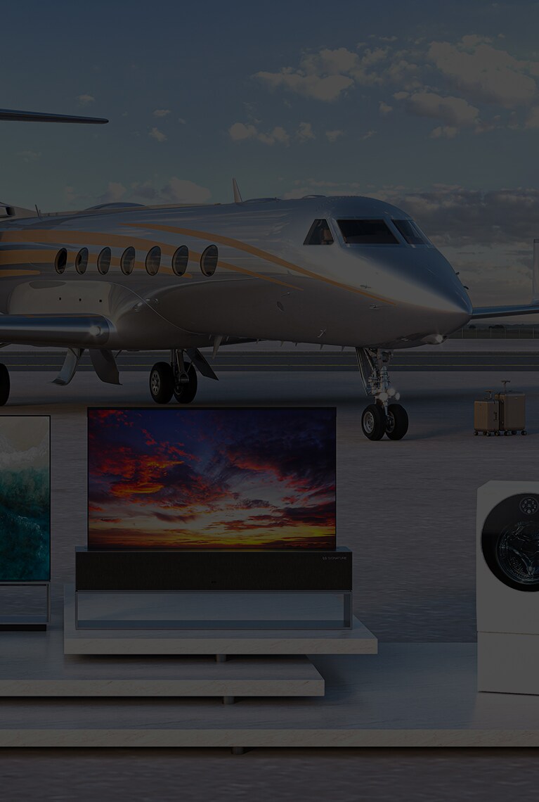 Cantinetta per vino, TV OLED 8K, frigorifero e lavatrice di LG signature esposti su una pista con un aeroplano dietro.