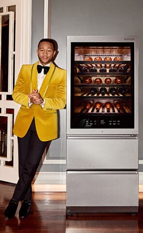 Il cantante John Legend accanto ad un'enoteca LG SIGNATURE.