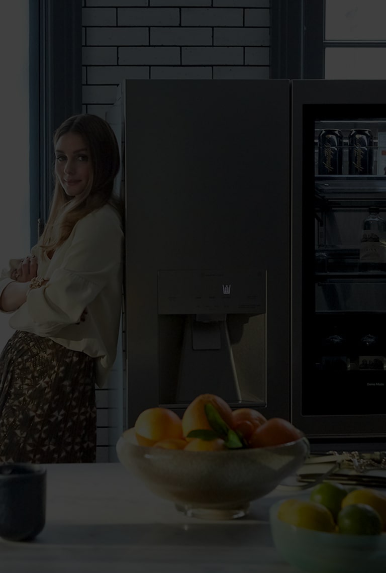 Olivia Palermo si appoggia al frigorifero LG SIGNATURE.