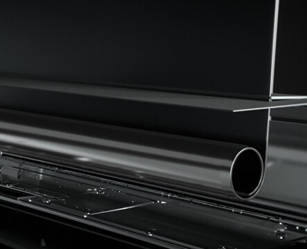 Primo piano dei meccanismi di arrotolamento di un TV OLED R arrotolabile.