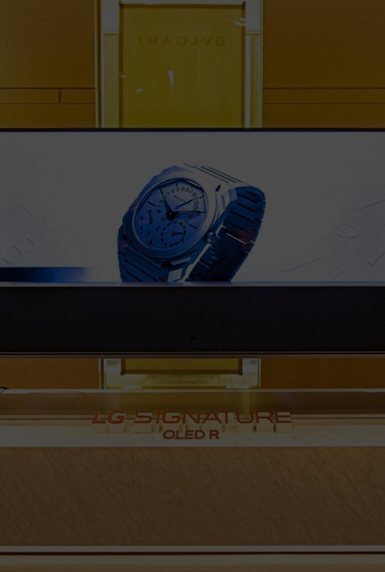 Titolo dell'articolo sovrapposto a un'immagine di un TV OLED R arrotolabile che mostra un orologio Bulgari sullo schermo.