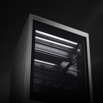 Immagine del frigorifero combinato LG SIGNATURE che mostra la porta in vetro e il cassetto che si solleva.