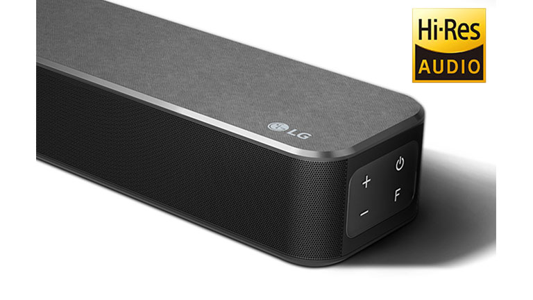صورة مُقرّبة للجانب الأيمن لمكبر الصوت LG مع ظهور شعار LG أسفل الجانب الأيمن. يظهر شعار Hi-Res فوق المنتج. 