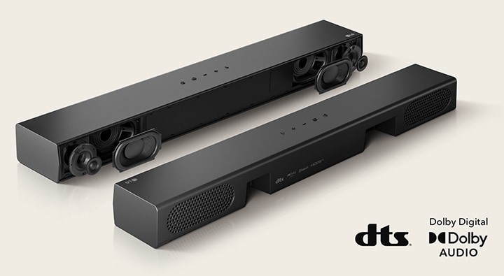 تظهر وحدتان من مكبر الصوت S20A Soundbar، حيث تعرض إحداهما المكونات الداخلية مثل مضخمات الصوت والمكبرات عالية التردد بدون الغطاء، بينما تُظهر الأخرى الجزء الخلفي للجهاز. في الجهة اليمنى، تظهر شعارات dts وDolby Digital Audio.