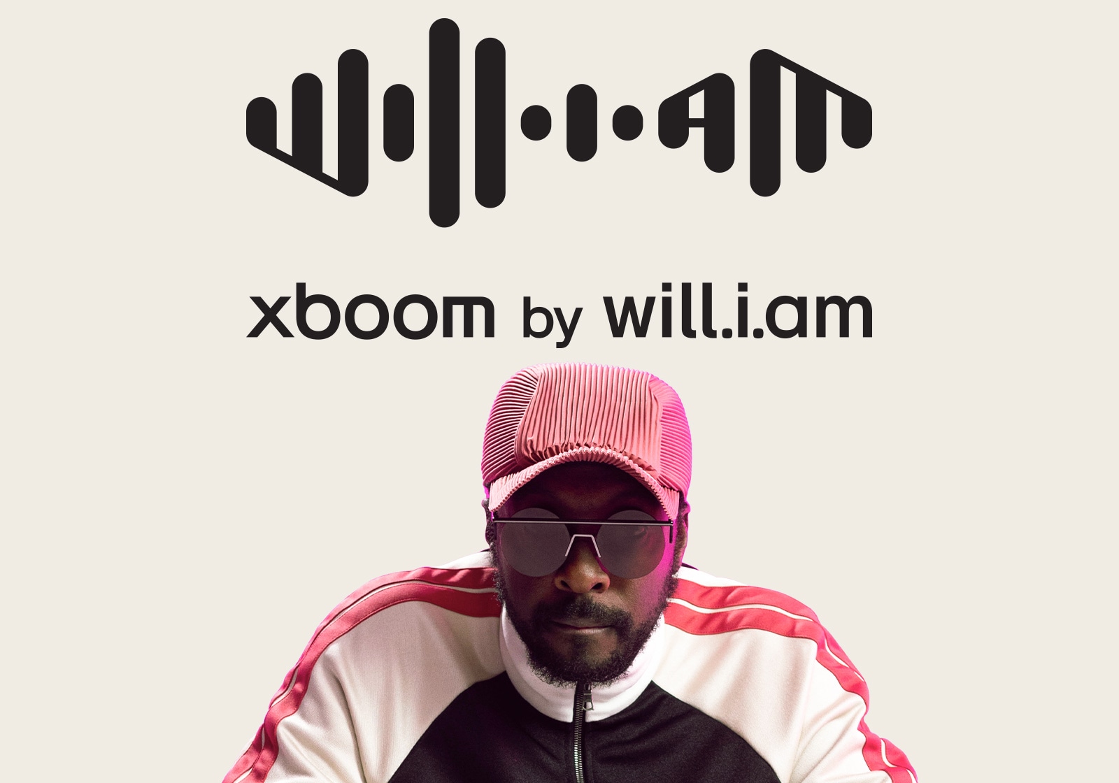 صورة لـ will.i.am مع تشغيل شعار xboom by will.i.am في الأعلى
