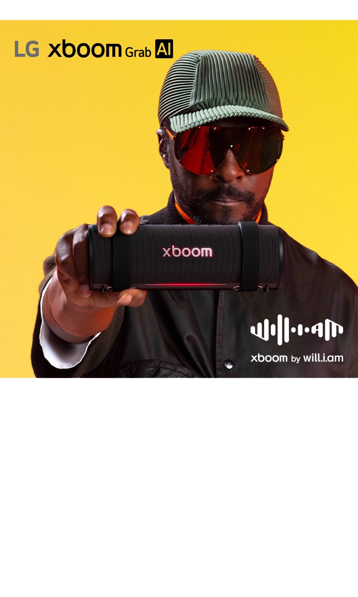يظهر will.i.am مرتديًا زيًا أسود ونظارات شمسية، وهو يحمل جهاز xboom Grab إلى الأمام.