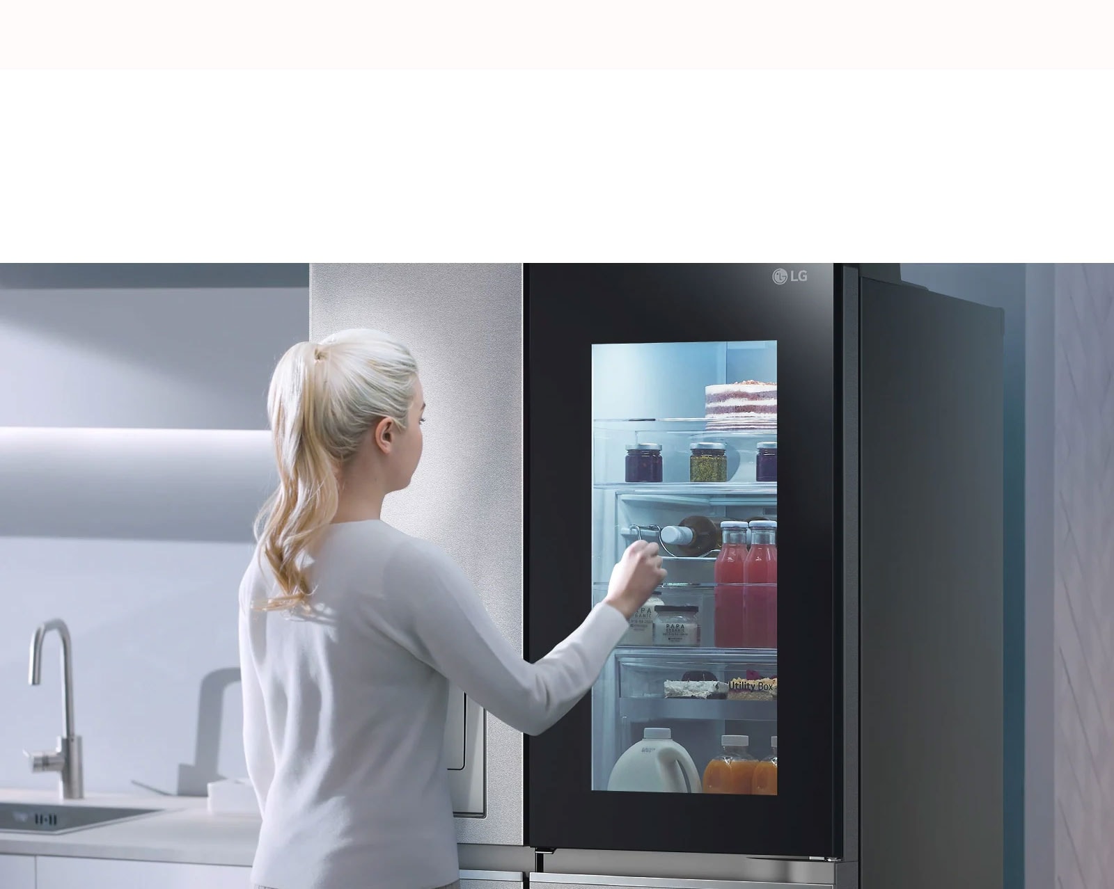 يُظهر مقطع فيديو امرأة تقترب من ثلاجة InstaView وتنقر مرتين. 