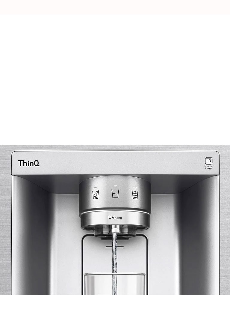 فيديو يبدأ بتكبير شكل موزع المياه. يصبح الجزء الخارجي من الثلاجة واضحًا ويمكن الآن رؤية الجزء الداخلي للباب. 