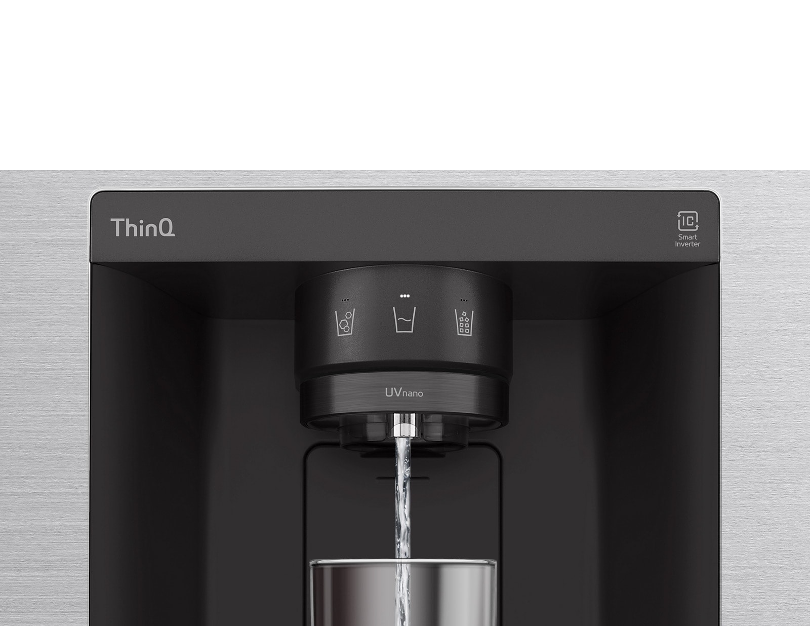 فيديو يبدأ بتكبير شكل موزع المياه. يصبح الجزء الخارجي من الثلاجة واضحًا. 