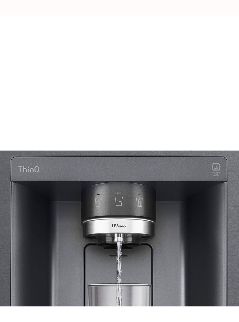 فيديو يبدأ بتكبير شكل موزع المياه. يصبح الجزء الخارجي من الثلاجة واضحًا ويمكن الآن رؤية الجزء الداخلي للباب. 