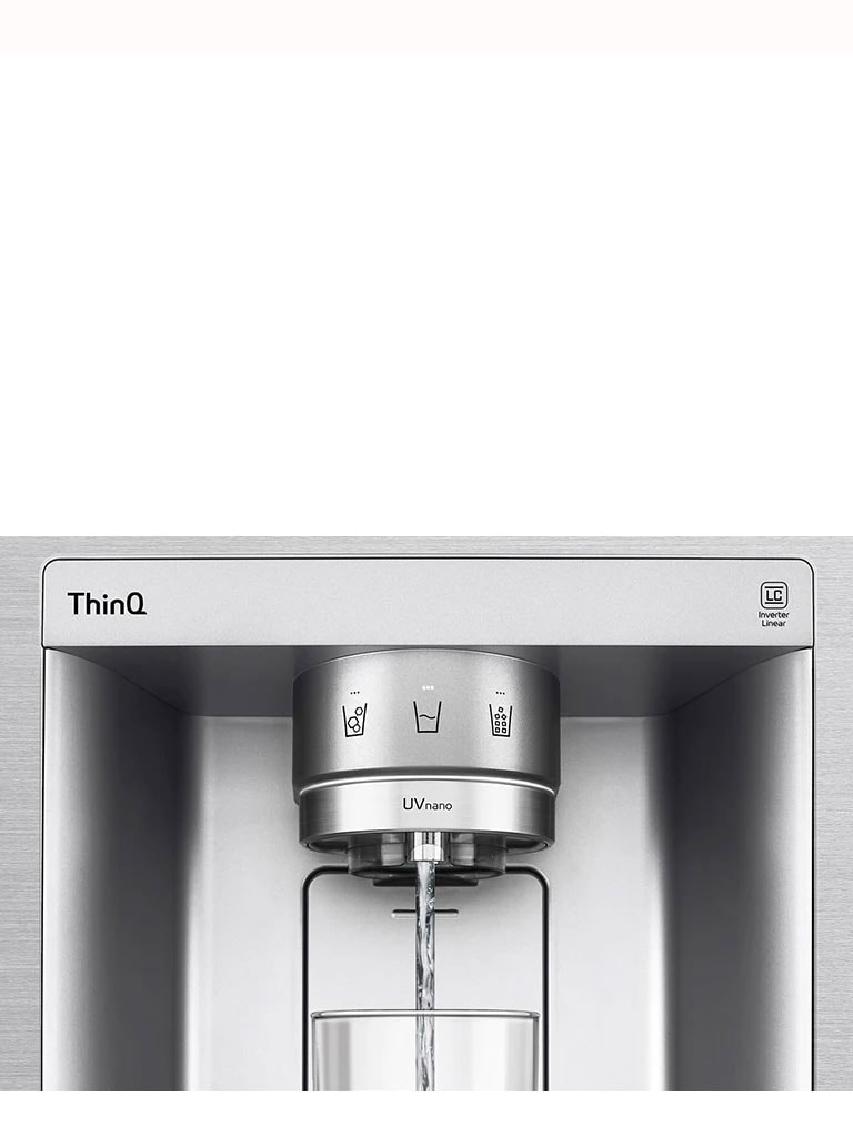 فيديو يبدأ بتكبير شكل موزع المياه. يصبح الجزء الخارجي من الثلاجة واضحًا ويمكن الآن رؤية الجزء الداخلي