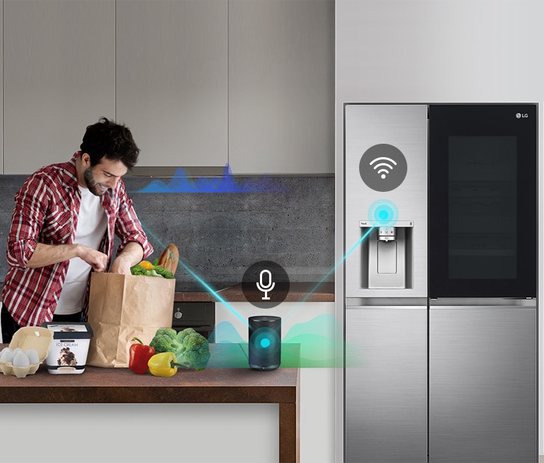 رجل يقف في المطبخ يفرغ منتجات من كيس بقالة ويتحدث.