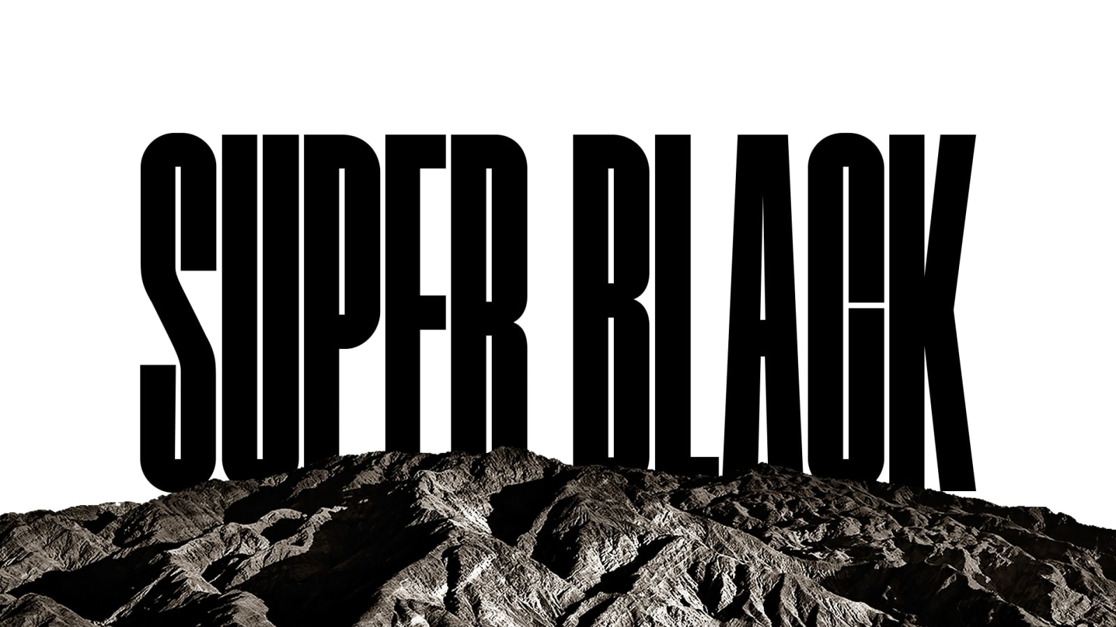  تظهر كلمتي "SUPER BLACK" (أي أسود فائق) بأحرف كبيرة باللون الأسود الغامق. يتم عرض مشهد لمنطقة جبلية سوداء عالية الوضوح ثم يرتفع المشهد ليغطي الحروف، ويكشف أيضًا عن قرية وكثبان رملية. تختفي النسخة السوداء خلف سماء سوداء.