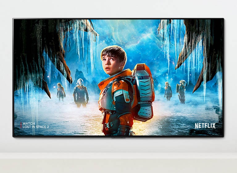 مشهد من مسلسل (Lost in Space) الموسم الثاني يعرض الشخصيات الرئيسية مع نظرة حادة على شاشة تلفاز