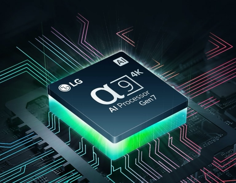 بالكاد يمكن رؤية معالج alpha 9 AI Processor Gen7 من LG وسط الظلام. يضيء معالج الذكاء الاصطناعي (AI Processor) باللون الأخضر، وتنطلق منه آشعة ضوئية ملونة. تظهر المزيد من الآشعة عبر اللوحة الأم، وتمتد أكثر، وتظهر نقاط بيضاء مثل النجوم، مما يخلق انطباعًا بوجود مشهد بين المجرات.
