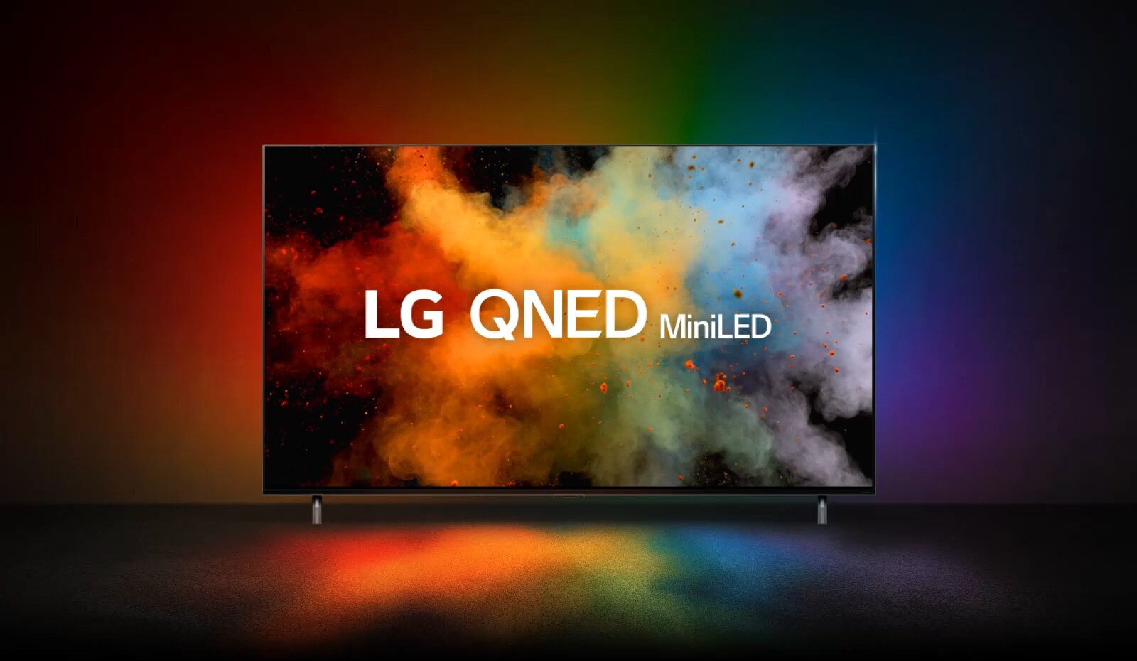 تتداخل الحركة المطبعية لتقنيتي QNED وNanoCell وتتحول إلى مسحوق ملون. شعار LG QNED miniLED يظهر على التلفزيون. 