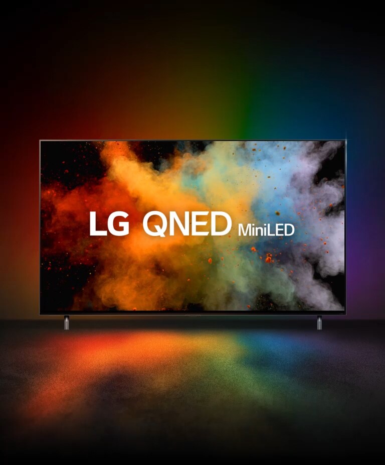 تتداخل الحركة المطبعية لتقنيتي QNED وNanoCell وتتحول إلى مسحوق ملون. شعار LG QNED miniLED يظهر على التلفزيون. 