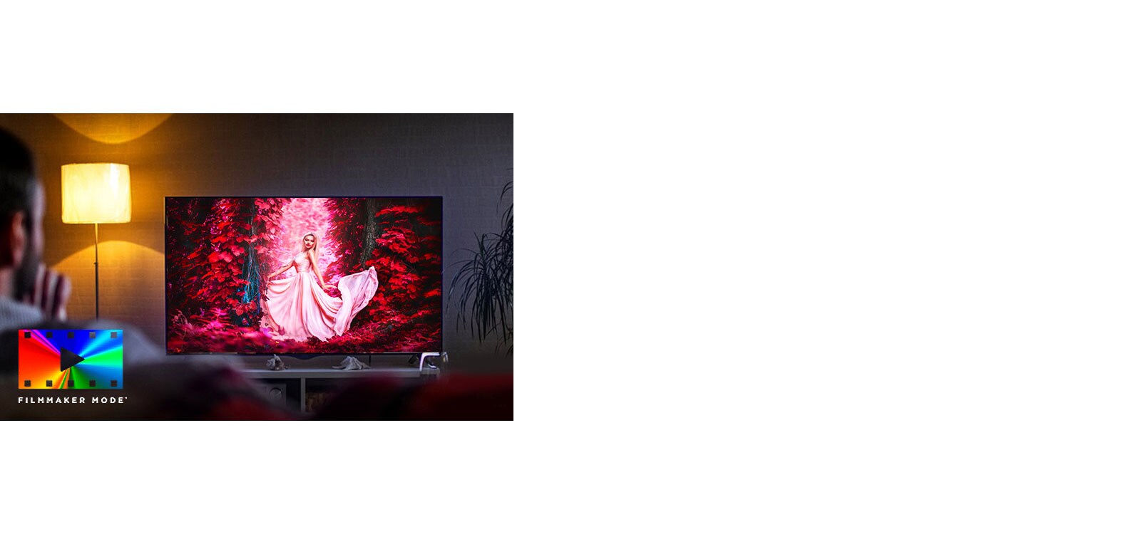 رجل يجلس على أريكة في غرفة المعيشة يشاعد فلمه المفعم بالألوان على شاشة التلفزيون