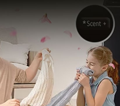 امرأة وطفلة يشمان رائحة الغسيل.