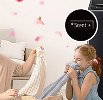 امرأة وطفلة يشمان رائحة الغسيل.