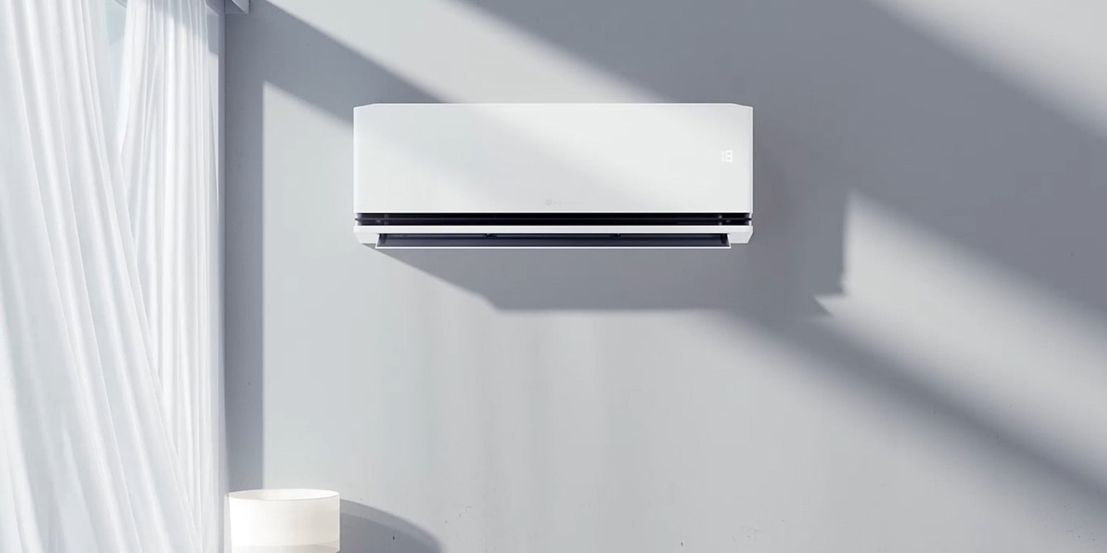 مكيف سبليت LG DUALCOOL AI يعمل داخل غرفة معيشة من زوايا عرض مختلفة