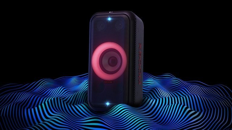 XBOOM XL5S من LG تقف في فضاء لا نهائي. إضاءة مضخم صوت حمراء وإضاءات مزدوجة اللمعان قيد التشغيل. يظهر معادل صوت أعلى السماعة. تخرج الموجات الصوتية من أسفل السماعة للتأكيد على صوت الجهير العميق الصادر منها.