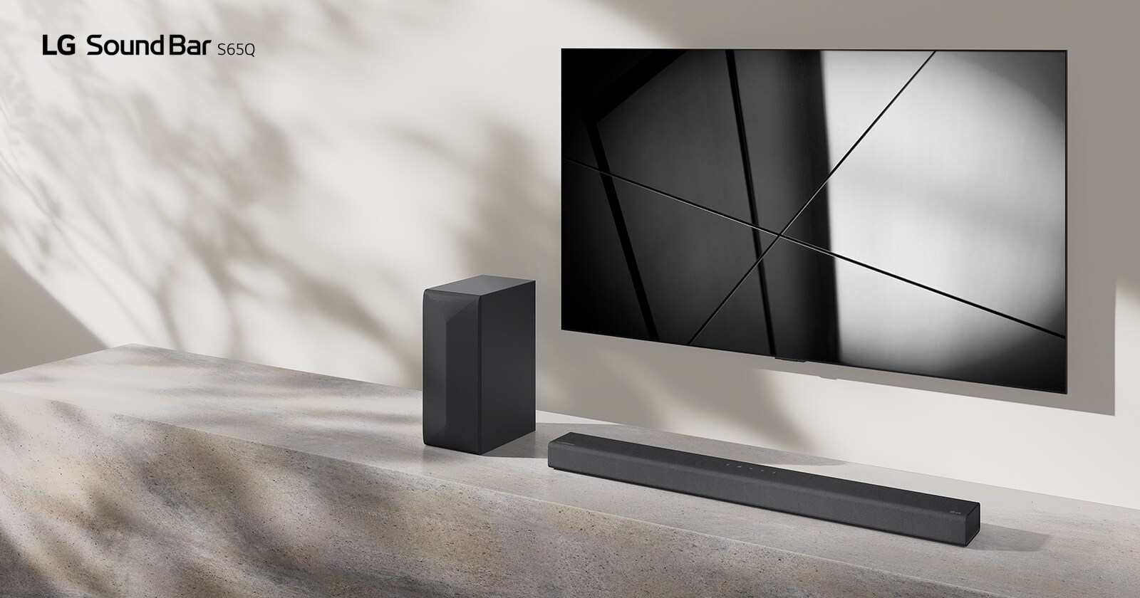لقطة تعرض مكبر الصوت ساوند بار LG S65Q وتلفزيون LG موضوعين معًا في غرفة المعيشة. التلفزيون قيد التشغيل ويعرض صورة بالأبيض والأسود.