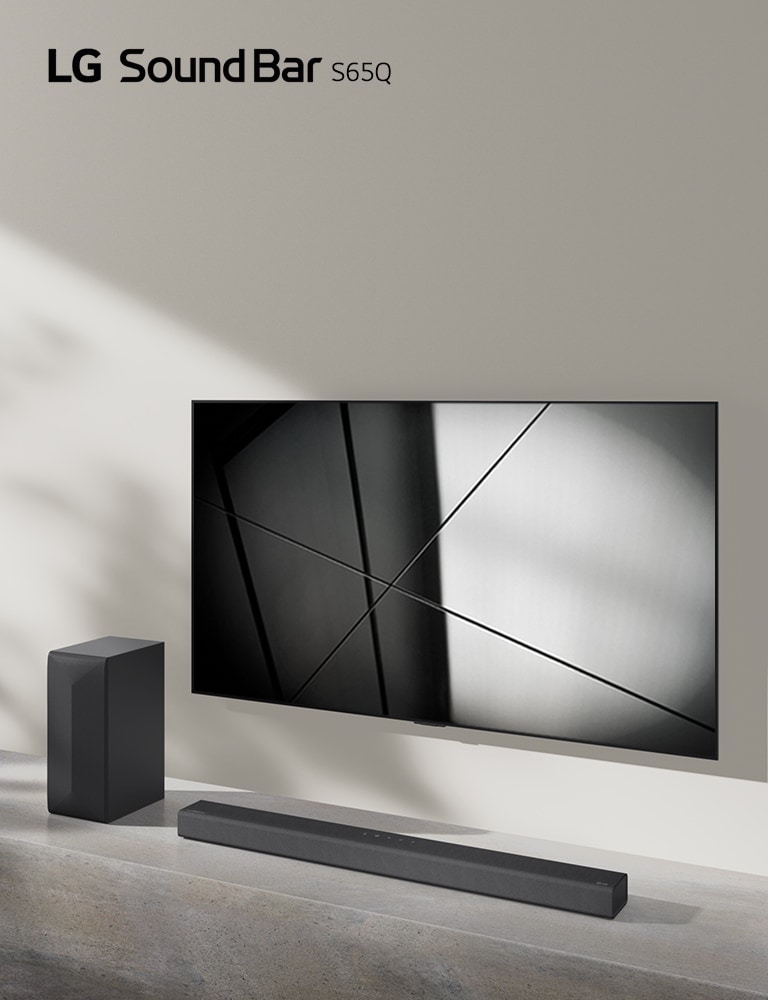 لقطة تعرض مكبر الصوت ساوند بار LG S65Q وتلفزيون LG موضوعين معًا في غرفة المعيشة. التلفزيون قيد التشغيل ويعرض صورة بالأبيض والأسود.