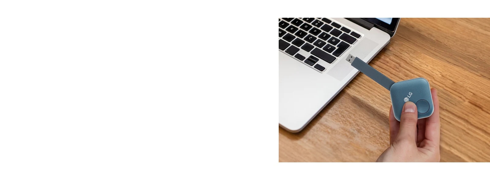 بعد الاقتران، يمكنك مشاركة الشاشة مع لافتة إل جي عن طريق توصيل جهاز دونجل USB بالحاسوب الشخصي. صورة يظهر بها شخص يحمل دونجل USB ويحاول توصيله بالحاسوب الشخصي.