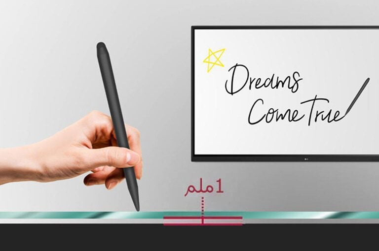 مستخدم يكتب عبارة "الأحلام تتحقق وتتحول إلى واقع" باستخدام القلم الإلكتروني على شاشة TR3DJ مع فجوة تبلغ 1 ملم بين الشاشة والزجاج المقسى.