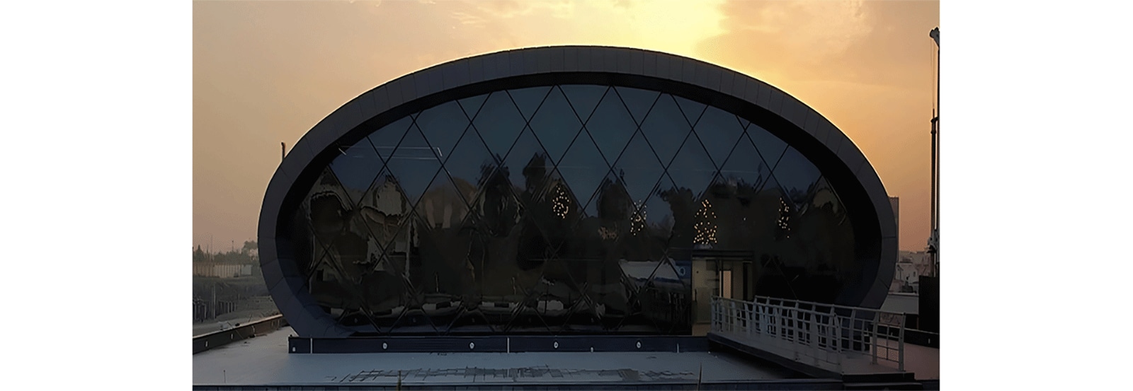 صورة لمبنى المعرض في وقت الغروب